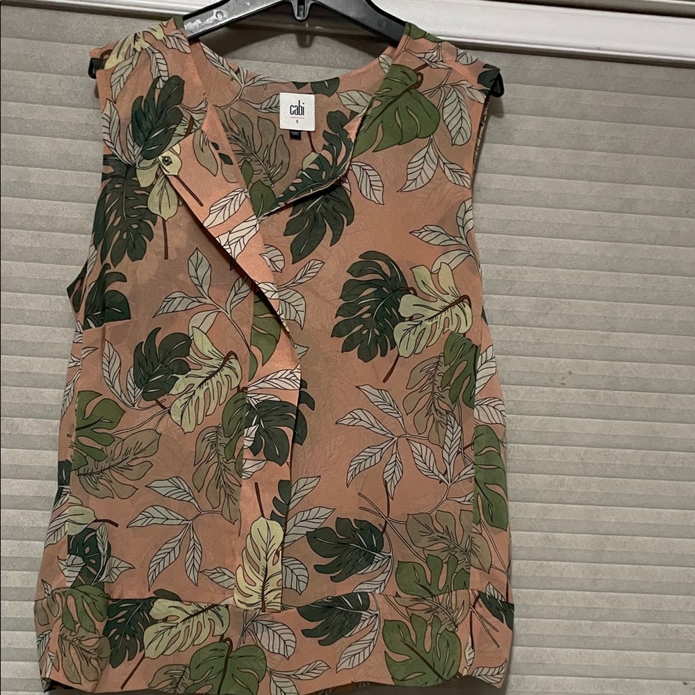 CAbi Women's Leaf Print Sleeveless Blouse - Green and Tan